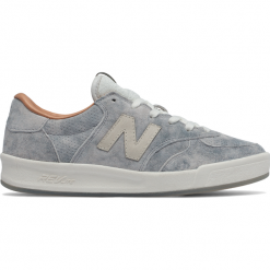 New Balance WRT300GD. Szare trampki i tenisówki damskie New Balance, bez wzorów, z gumy, bez zapięcia. W wyprzedaży za 199,99 zł.