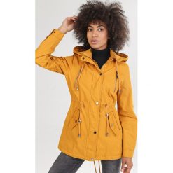 Żółta Parka Isirorin. Żółte płaszcze damskie Born2be, xl, bez wzorów, krótkie. Za 169,99 zł.