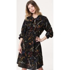 Czarna Sukienka Direct Message. Czarne sukienki damskie Born2be, na imprezę, xl, z aplikacjami, bez kołnierzyka, bez rękawów, długie, midi, rozkloszowane. Za 79,99 zł.