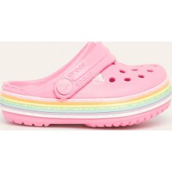 Crocs - Klapki dziecięce. Białe sandały dziewczęce Crocs, z materiału, bez zapięcia. Za 149,90 zł.