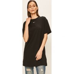 Nike Sportswear - T-shirt. Różowe topy damskie Nike Sportswear, s, bez wzorów, z bawełny, casualowe, z okrągłym kołnierzem. W wyprzedaży za 109,90 zł.