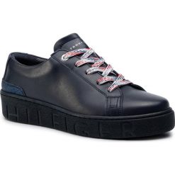 Sneakersy TOMMY HILFIGER - Glitter Detail Dress Sneaker FW0FW04143 Midnight 403. Niebieskie półbuty damskie TOMMY HILFIGER, ze skóry. W wyprzedaży za 379,00 zł.