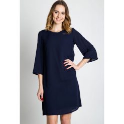 Granatowa luźna sukienka z rękawem 3/4 BIALCON. Żółte sukienki damskie BIALCON, na co dzień, z aplikacjami, z tkaniny, eleganckie, bez kołnierzyka, bez rękawów, kopertowe. W wyprzedaży za 181,00 zł.