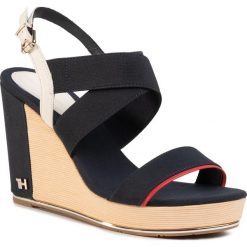 Sandały TOMMY HILFIGER - Th Basic Hardware High Wedge FW0FW04946 Desert Sky DW5. Niebieskie klapki damskie TOMMY HILFIGER, bez wzorów, ze skóry, bez obcasa, na obcasie. W wyprzedaży za 249,00 zł.