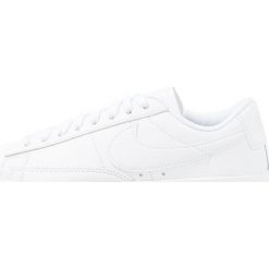 Nike Sportswear BLAZER Sneakersy niskie white. Białe trampki i tenisówki damskie Nike Sportswear, bez wzorów, ze skóry, bez zapięcia. Za 379,00 zł.