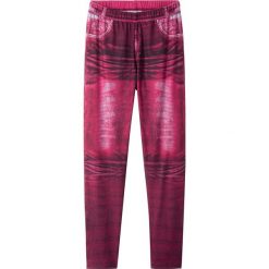 Legginsy w optyce denimu bonprix jeżynowo-czerwony. Różowe spodnie dziewczęce bonprix, bez wzorów, z materiału. Za 34,99 zł.