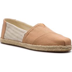 Espadryle TOMS - Classic 10013479 Honey Ivy League Stripes. Brązowe espadryle damskie Toms, na co dzień, bez wzorów, z tworzywa sztucznego, bez obcasa, na płaskiej podeszwie, bez zapięcia. W wyprzedaży za 179,00 zł.