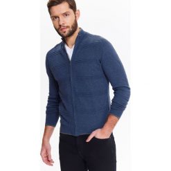 Kardigan męski ze strukturalnej dzianiny ze stójką. Niebieskie swetry męskie Top Secret, na lato, xl, bez wzorów, z dzianiny. W wyprzedaży za 44,99 zł.
