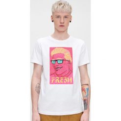 Koszulka z printem - Biały. Białe koszulki damskie Cropp, s. Za 39,99 zł.