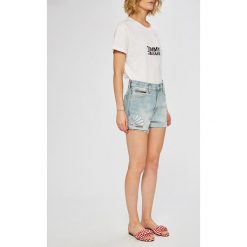 Tommy Jeans - Szorty. Niebieskie szorty jeansowe damskie marki Tommy Jeans, casualowe, z podwyższonym stanem. W wyprzedaży za 229,90 zł.