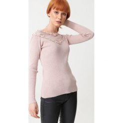 Różowy Sweter Melshire. Różowe swetry dziewczęce Born2be, z aplikacjami, prążkowane, bez kołnierzyka, z długim rękawem, długie, bez kaptura. Za 99,99 zł.