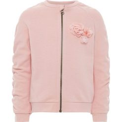 Kurtka "Babina" w kolorze jasnoróżowym. Różowe kurtki dziewczęce marki name it girls, z aplikacjami, z bawełny. W wyprzedaży za 65,95 zł.