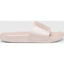 Calvin Klein Jeans - Klapki. Różowe klapki damskie Calvin Klein Jeans, bez wzorów, z jeansu, bez obcasa. W wyprzedaży za 239,90 zł.