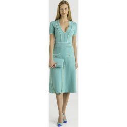 SUKIENKA Elisabetta Franchi. Zielone sukienki damskie Elisabetta Franchi, na imprezę, bez wzorów, z dzianiny, z okrągłym kołnierzem, z krótkim rękawem, krótkie, midi, dopasowane. Za 1589,00 zł.