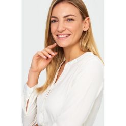 Rozpinana bluzka. Bluzki damskie Greenpoint, bez wzorów, z poliesteru, bez kołnierzyka, bez rękawów. Za 99,99 zł.