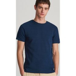 Dzianinowy T-shirt - Granatowy. Niebieskie t-shirty męskie Reserved, s, bez wzorów, z dzianiny, bez kołnierzyka. Za 79,99 zł.