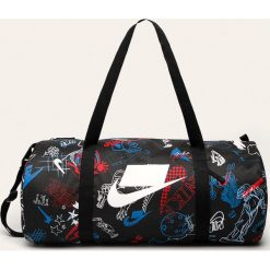 Nike Sportswear - Torba. Czarne torebki damskie sportowe Nike Sportswear, w paski, z poliesteru, sportowe, na ramię, bez dodatków. Za 129,90 zł.