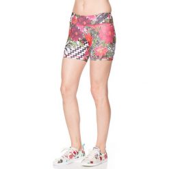 Szorty w kolorze różowym ze wzorem. Czerwone spodenki sportowe męskie marki Desigual Sport. W wyprzedaży za 121,95 zł.