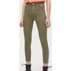 Spodnie high waist z kieszeniami cargo - Khaki. Brązowe spodnie damskie Cropp, z podwyższonym stanem. Za 89,99 zł.