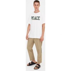 Koszulka „Peace” moro. Czarne koszulki męskie Pull&Bear, m, moro, bez kołnierzyka, z krótkim rękawem, krótkie. Za 34,90 zł.