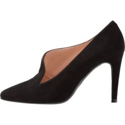 Brenda Zaro DIAN Szpilki black. Czarne czółenka damskie na sylwestra Brenda Zaro, bez wzorów, ze skóry, bez obcasa, na szpilce, bez zapięcia. Za 459,00 zł.