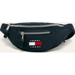 Tommy Jeans - Nerka. Niebieskie nerki damskie Tommy Jeans, w paski, z poliesteru, małe, z aplikacjami. Za 399,90 zł.