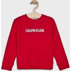 Calvin Klein Jeans - Bluza dziecięca 104-176 cm. Czerwone bluzy dziewczęce Calvin Klein Jeans, z nadrukiem, z elastanu, bez rękawów, bez kaptura. W wyprzedaży za 179,90 zł.