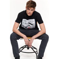 T-SHIRT Z NADRUKIEM. T-shirty męskie Top Secret. W wyprzedaży za 34,99 zł.
