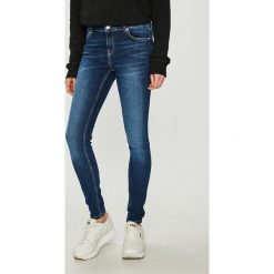Review - Jeansy. Jeansy damskie Review. W wyprzedaży za 119,90 zł.