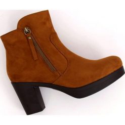 Brązowe Botki na obcasie camel 8B882 Camel. Pomarańczowe botki damskie ButyModne, z zamszu, klasyczne, bez obcasa, na obcasie, na zamek. W wyprzedaży za 139,00 zł.