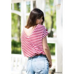 T-shirt luźny California czerwone paski dekolt V. Czerwone t-shirty damskie Pakamera, w paski, dekolt w kształcie v. Za 129,00 zł.