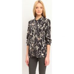 KOSZULA DŁUGI RĘKAW DAMSKA W KWIATY. Czarne koszule damskie Top Secret, na co dzień, na zimę, w kwiaty, z jeansu, eleganckie, bez kołnierzyka, z długim rękawem. W wyprzedaży za 59,99 zł.