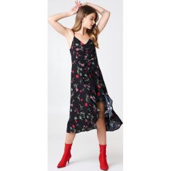 NA-KD Boho Sukienka midi z marszczeniem z przodu - Multicolor. Szare sukienki damskie NA-KD Boho, bez wzorów, z tkaniny, boho, z falbankami, bez rękawów, midi. W wyprzedaży za 20,47 zł.