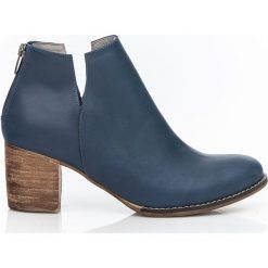 Wycięte botki na słupku - skóra naturalna - model 501 - kolor granatowy. Niebieskie botki damskie Zapato, na lato, z jeansu, klasyczne, przed kostkę, bez obcasa, na obcasie, bez zapięcia. Za 399,00 zł.