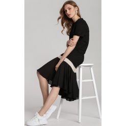 Czarna Sukienka Corraessa. Czarne sukienki damskie Renee, s, z aplikacjami, z dzianiny, z okrągłym kołnierzem, z krótkim rękawem, krótkie, midi, asymetryczne. Za 89,99 zł.
