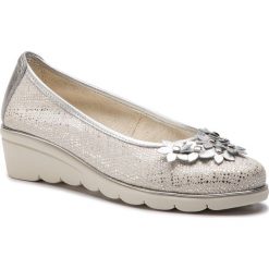 Półbuty THE FLEXX - Bohemian C2501/57 White/Silver. Szare półbuty damskie The Flexx, na co dzień, z aplikacjami, ze skóry, bez obcasa, na koturnie, bez zapięcia. W wyprzedaży za 269,00 zł.