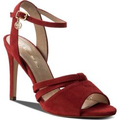 Sandały SOLO FEMME - 26484-53-G13/000-07-00 Czerwony. Czerwone klapki damskie Solo Femme, z aplikacjami, ze skóry, bez obcasa, na obcasie. W wyprzedaży za 209,00 zł.