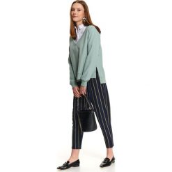 Damska bluza nierozpinana. Zielone bluzy damskie Top Secret, na lato, bez wzorów, z dzianiny, bez rękawów, bez kaptura. W wyprzedaży za 49,99 zł.