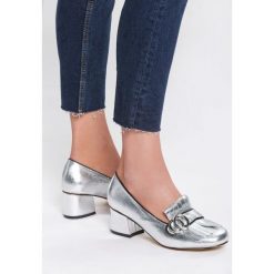 Srebrne Czółenka Most Essential. Szare buty ślubne damskie marki ballada, w paski, ze skóry, na słupku. Za 69,99 zł.