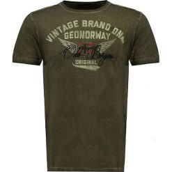 Koszulka "Jross" w kolorze khaki. Brązowe koszulki męskie Geographical Norway Men, m, z nadrukiem, z bawełny, z okrągłym kołnierzem, bez rękawów. W wyprzedaży za 64,95 zł.