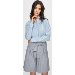 Pepe Jeans - Koszula. Niebieskie bluzki damskie Pepe Jeans, na co dzień, s, bez wzorów, ze lnu, klasyczne, z klasycznym kołnierzykiem, z długim rękawem. W wyprzedaży za 179,90 zł.