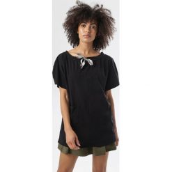 Czarna Tunika Diavere. Czarne tuniki damskie Born2be, xl, bez wzorów, bez kołnierzyka, bez rękawów. W wyprzedaży za 59,99 zł.