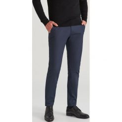 Dopasowane chinosy - Granatowy. Niebieskie spodnie męskie Reserved, m, bez wzorów. Za 149,99 zł.