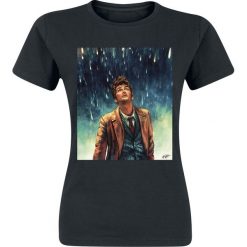 Doctor Who Alice X Zhang Four Doctors 10th Doctor Koszulka damska czarny. Czarne koszulki damskie marki Doctor Who, l, z nadrukiem, klasyczne, z okrągłym kołnierzem. Za 74,90 zł.