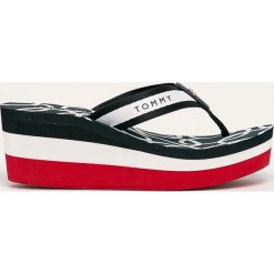 Tommy Hilfiger - Japonki. Niebieskie koturny damskie TOMMY HILFIGER, bez obcasa, na obcasie, bez zapięcia. W wyprzedaży za 139,90 zł.