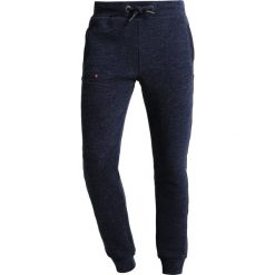Superdry ORANGE LABEL MOODY SLIM Spodnie treningowe ravine blue grit. Niebieskie rurki męskie Superdry, z bawełny. Za 279,00 zł.