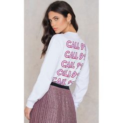 Bluzy damskie: NA-KD Trend Bluza Call 911 - White