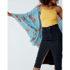 Kimono w kwiaty. Szare koszule damskie Pull&Bear, w kwiaty, bez kołnierzyka, z krótkim rękawem. Za 62,90 zł.