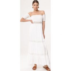Biała Sukienka Summer Tan. Białe sukienki damskie Born2be, na spacer, na lato, s, bez wzorów, eleganckie, bez kołnierzyka, z krótkim rękawem, krótkie, mini, rozkloszowane. Za 129,99 zł.