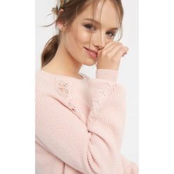 Prążkowany sweter z koronką. Brązowe swetry klasyczne damskie Orsay, xs, z dzianiny, z okrągłym kołnierzem. Za 99,99 zł.